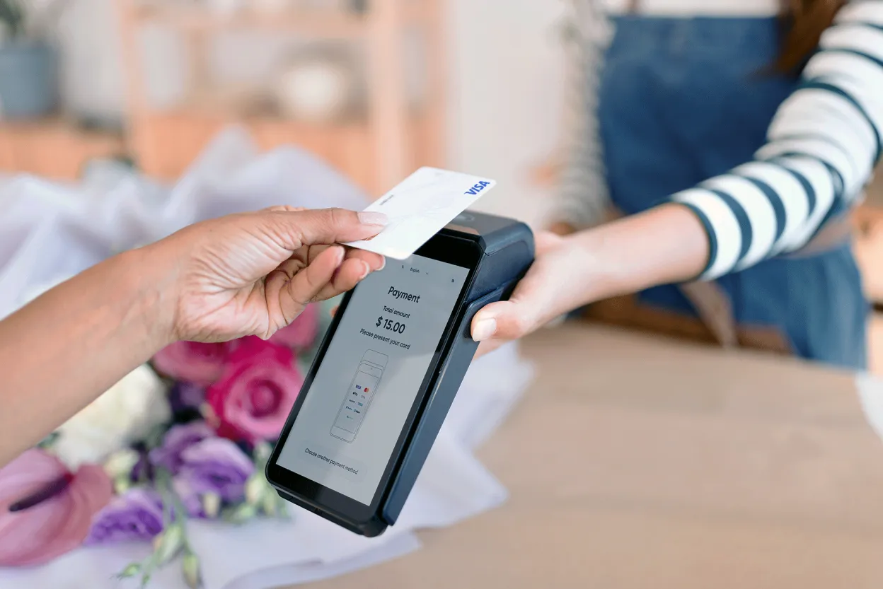 Visa shop_contactless_card_HD 1.png